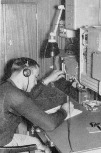 De radio ruimte aan boord van een schip